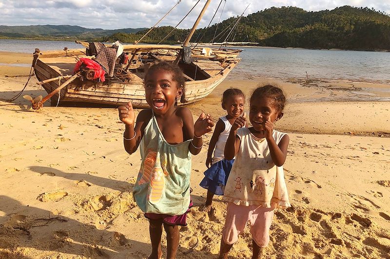 Fillettes d'un village de pêcheurs en face de Nosy Be - Nord de Madagascar