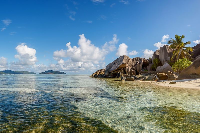 Vue sur l'île de Praslin depuis l'île de la Digue - Seychelles