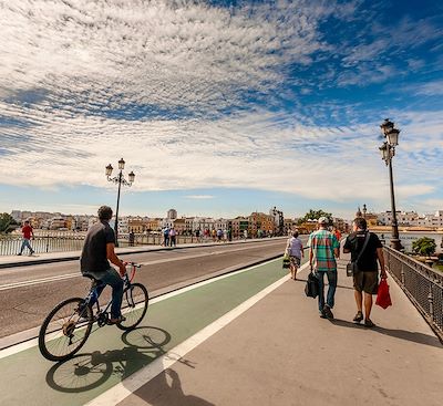 Echappée espagnole avec ce tour de l’Andalousie à vélo, une découverte de la région et des villes de Cordoue et Séville.