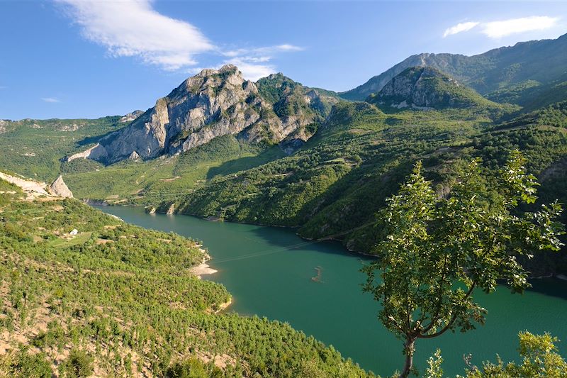 Road trip en Albanie, Monténégro, Kosovo en tente de toit sur deux semaines avec nuits en camping ou camping sauvage 