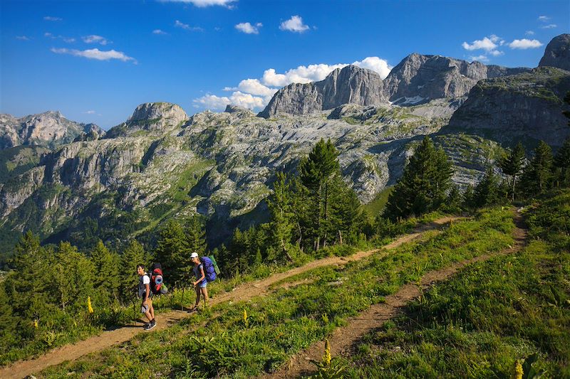 Road trip en Albanie, Monténégro, Kosovo en tente de toit sur deux semaines avec nuits en camping ou camping sauvage 