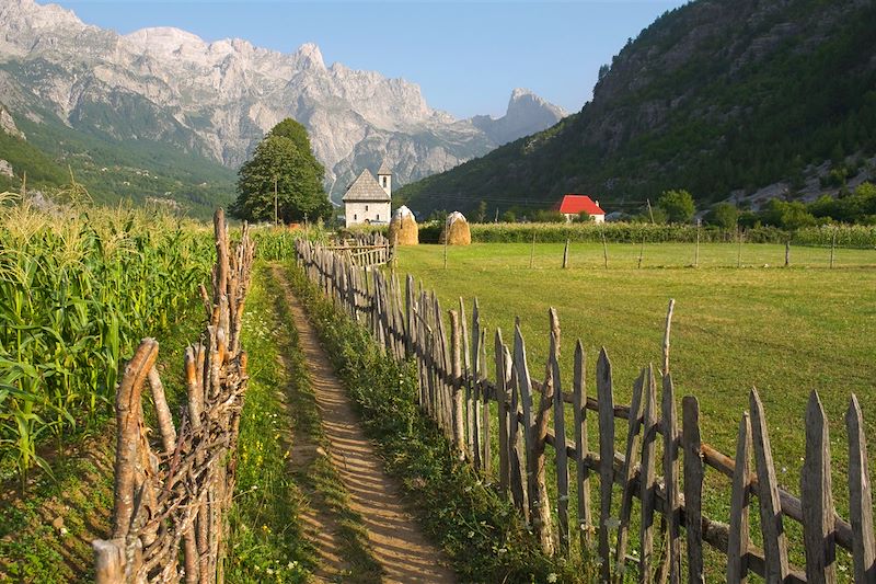 Road trip en Albanie, Monténégro, Kosovo en tente de toit sur deux semaines avec nuits en camping ou camping sauvage 