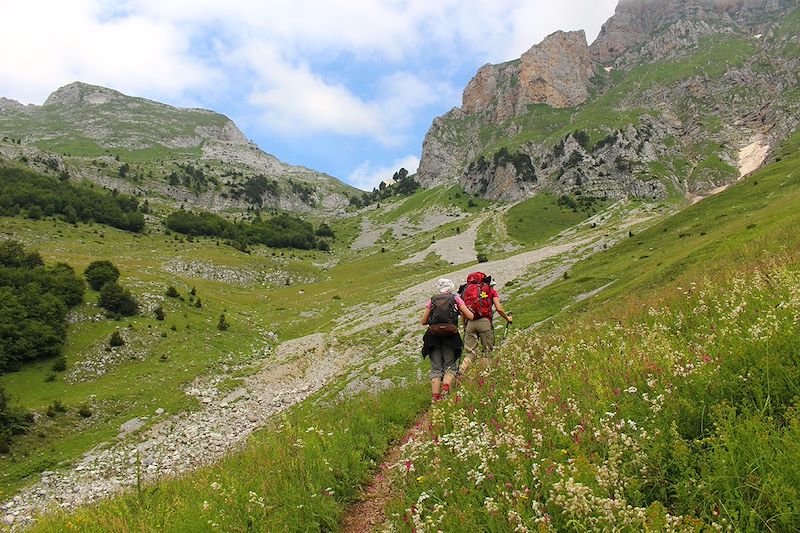 Road trip en Albanie, Monténégro, Kosovo en tente de toit sur deux semaines avec nuits en camping ou camping sauvage 