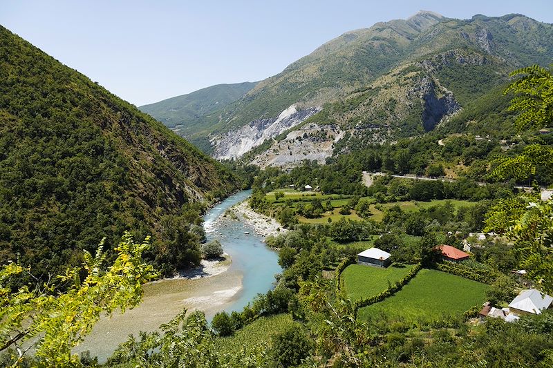 Road trip en Albanie, Monténégro, Kosovo en tente de toit sur deux semaines avec nuits en camping ou camping sauvage 