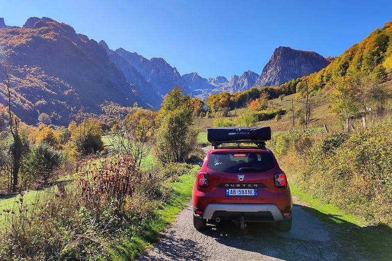 Road trip en Albanie, Monténégro, Kosovo en tente de toit sur deux semaines avec nuits en camping ou camping sauvage 