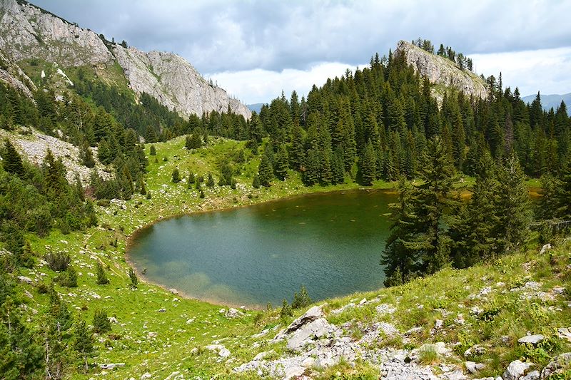 Road trip en Albanie, Monténégro, Kosovo en tente de toit sur deux semaines avec nuits en camping ou camping sauvage 