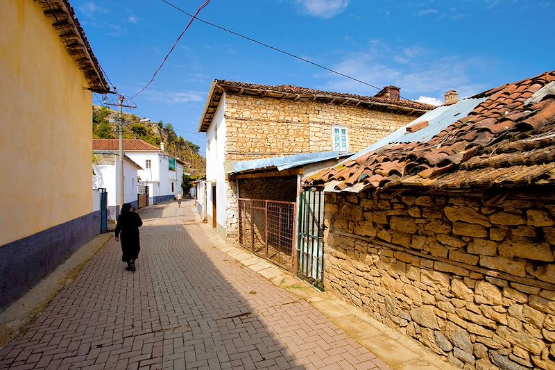 Randonnée dans l'arrière pays albanais de Shengjergj à Lin avec nuits en guesthouse, chez l'habitant et en bergerie