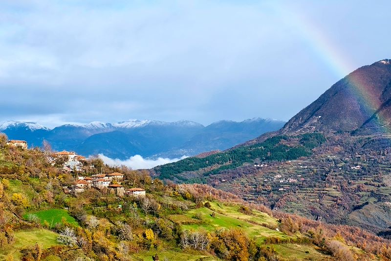 Randonnée dans l'arrière pays albanais de Shengjergj à Lin avec nuits en guesthouse, chez l'habitant et en bergerie