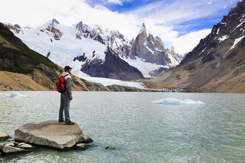 Randonneur devant le lac Torre et le pic Cerro Torre - Los Glaciares - Patagonie - Argentine