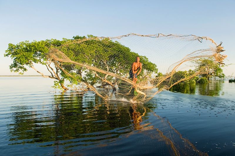 Croisière Amazonie au départ de Manaus, explorer le fleuve Rio Negro à bord d'un bateau traditionnel