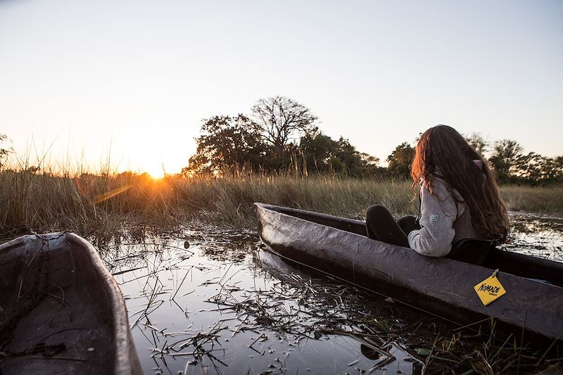 À bord d'une pirogue sur le delta de l'Okavango - Botswana