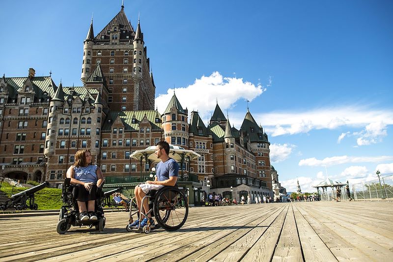 Personnes à mobilité réduite devant le Château Frontenac - Québec - Canada