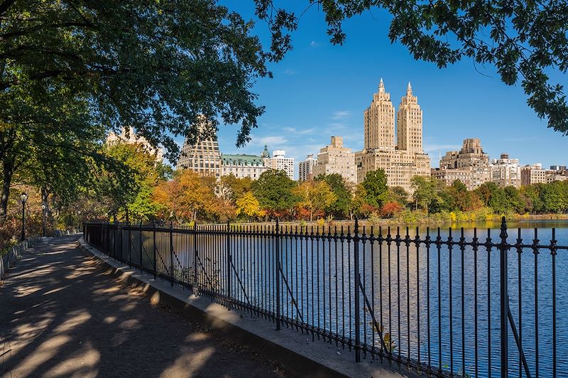 Vue sur l'Upper West Side depuis le Jacqueline Kennedy Onassis Reservoir à Central Park - Manhattan - New York - États-Unis