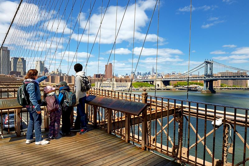 Famille sur le pont de Brooklyn - New York - États-Unis