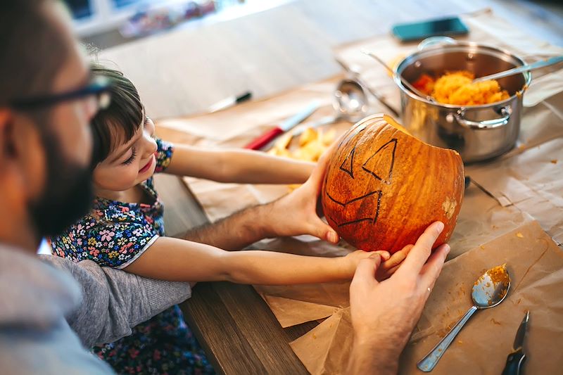 Atelier de pumkin carving en famille