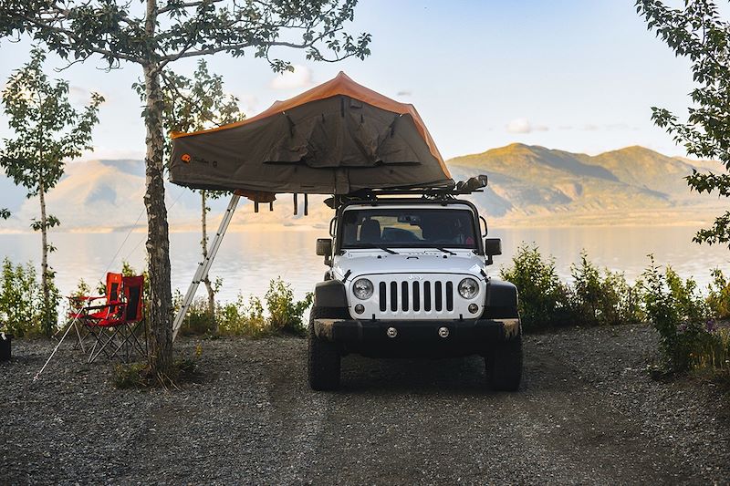 En Jeep avec tente sur le toit dans le Yukon - Canada