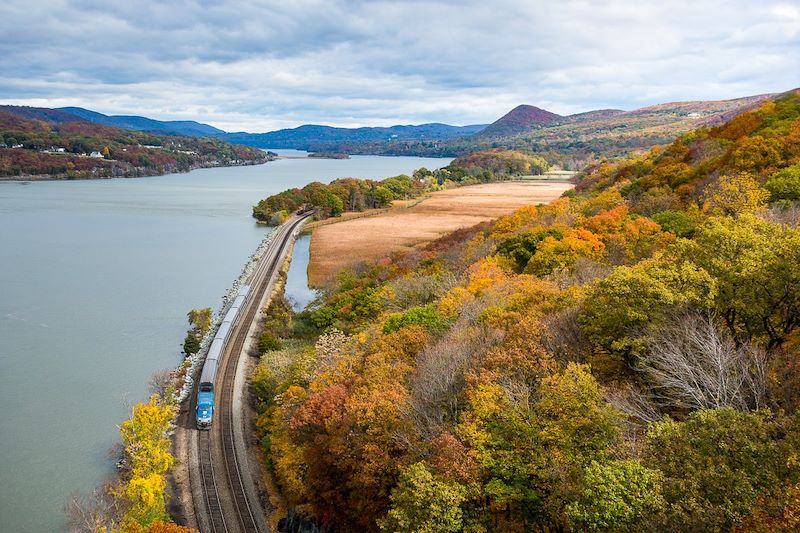 Train Adirondack près du fleuve Hudson - États-Unis