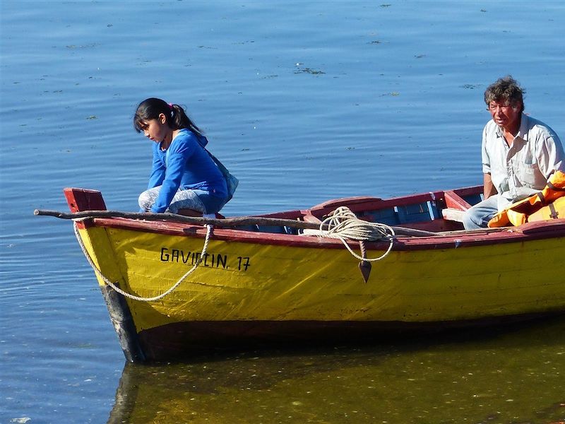 Homme et enfant sur une barque - Chonchi - Île de Chiloé - Chili