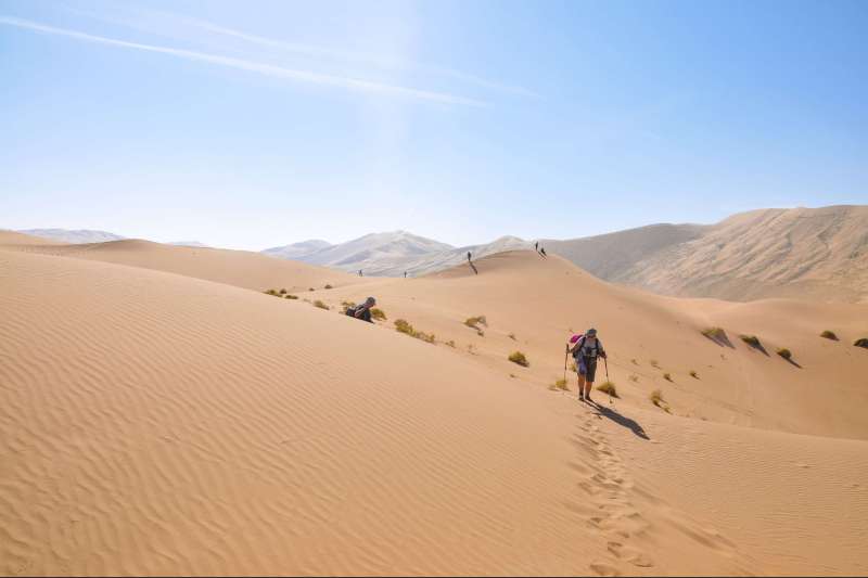 Trek inédit, dans le désert du Badain Jaran, mégadunes, oasis secrètes, monastère bouddhiste et chameaux de Bactriane.