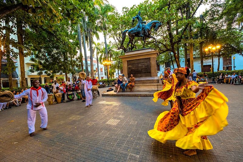Danse à la Plaza Bolivar - Carthagène des Indes - Colombie