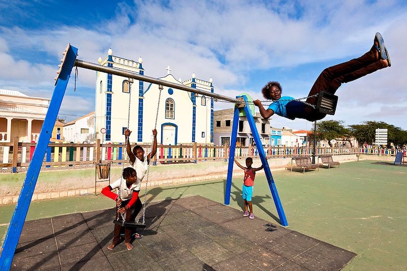 Enfants dans une aire de jeux à Sal Rei - Île de Boa Vista - Cap Vert