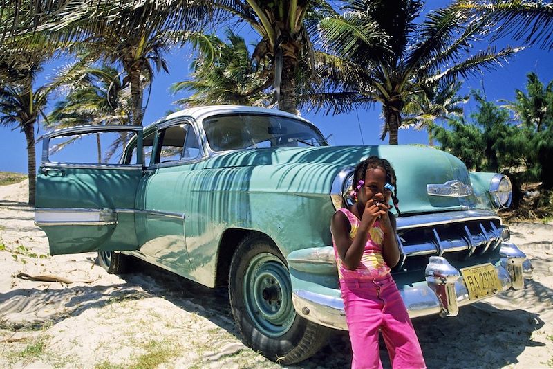 Fillette devant une vieille voiture américaine - La Havane - Cuba