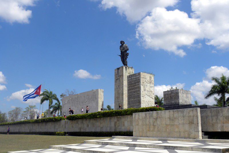 Voyage à Cuba chez l'habitant, découverte des paysages, des cités coloniales, ponctuée de baignades dans les cascades ou Caraïbes.