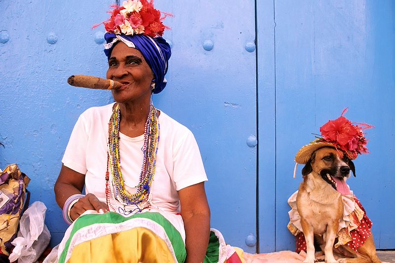 Voyage à Cuba chez l'habitant, découverte des paysages, des cités coloniales, ponctuée de baignades dans les cascades ou Caraïbes.