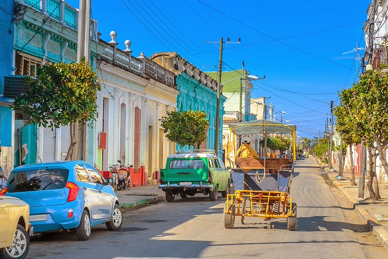 Voyage à Cuba chez l'habitant, découverte des paysages, des cités coloniales, ponctuée de baignades dans les cascades ou Caraïbes.