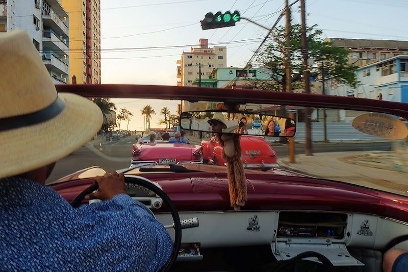 Voyage à Cuba chez l'habitant, découverte des paysages, des cités coloniales, ponctuée de baignades dans les cascades ou Caraïbes.