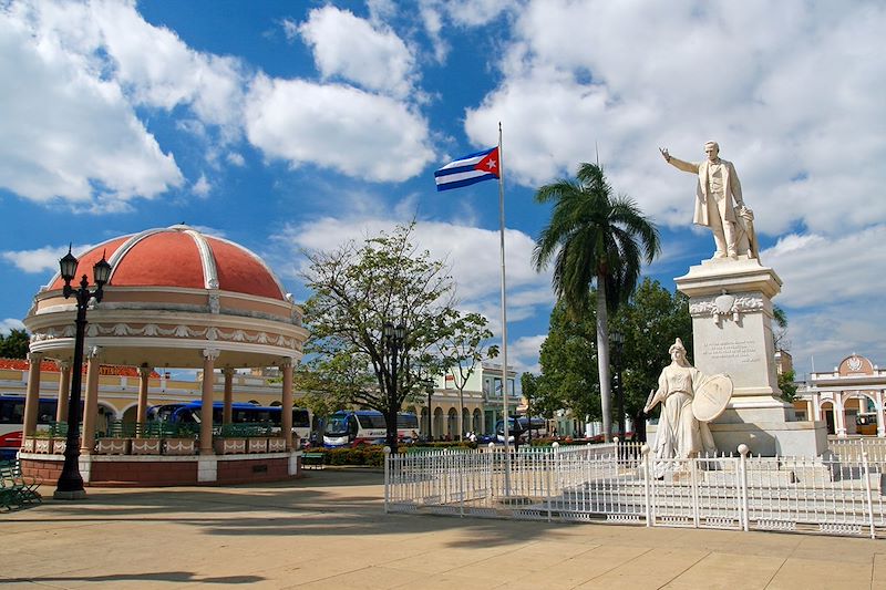 Voyage à Cuba chez l'habitant, découverte des paysages, des cités coloniales, ponctuée de baignades dans les cascades ou Caraïbes.