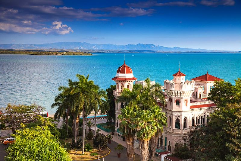 Voyage à Cuba chez l'habitant, découverte des paysages, des cités coloniales, ponctuée de baignades dans les cascades ou Caraïbes.