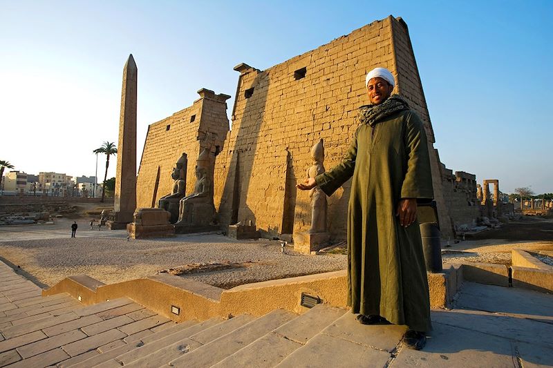 Un gardien devant le temple d'Amon - Louxor - Égypte