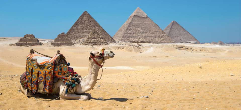 Un sandal pour le Nil et pyramides de Gizeh