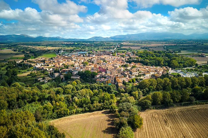 Une aventure au départ de Gérone mêlant chemins gravel, paysages méditerranéens et villages pittoresques