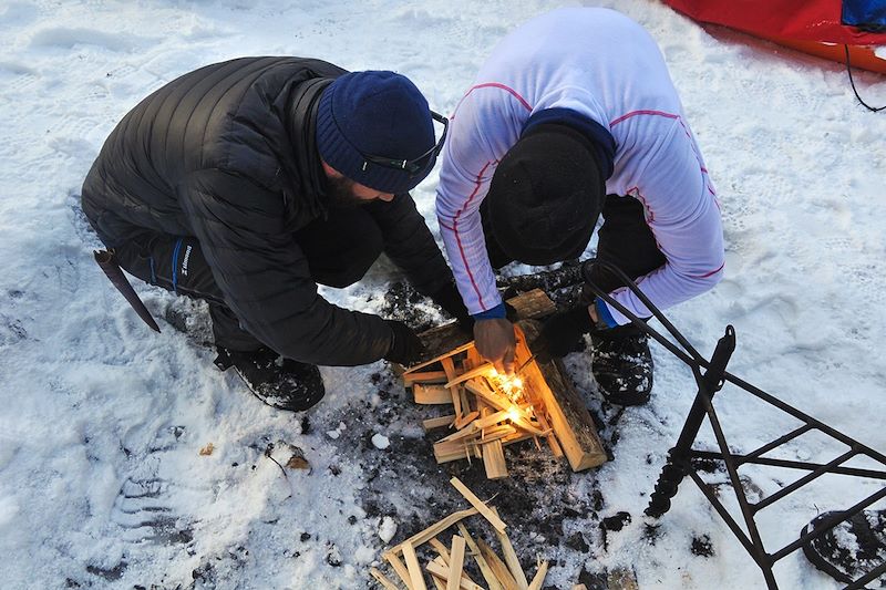 Feu de bois dans la parc national de Hossa - Laponie - Finlande