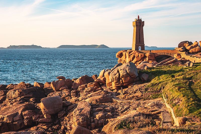 Location de van en Bretagne pour découvrir les côtes sauvages, randonner le long des caps et dormir chez l’habitant !