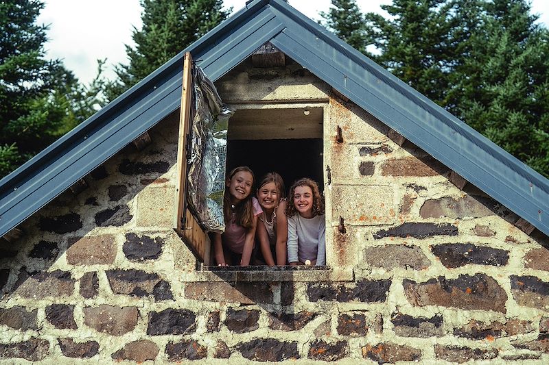 Rando avec un âne en Ardéche entre pâturages, forêts et volcans avec nuits en gîte, auberge et tipi.