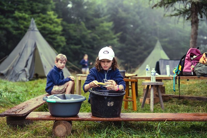 Rando avec un âne en Ardéche entre pâturages, forêts et volcans avec nuits en gîte, auberge et tipi.