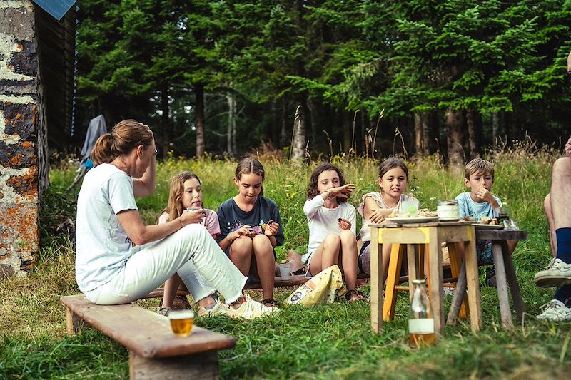 Rando avec un âne en Ardéche entre pâturages, forêts et volcans avec nuits en gîte, auberge et tipi.