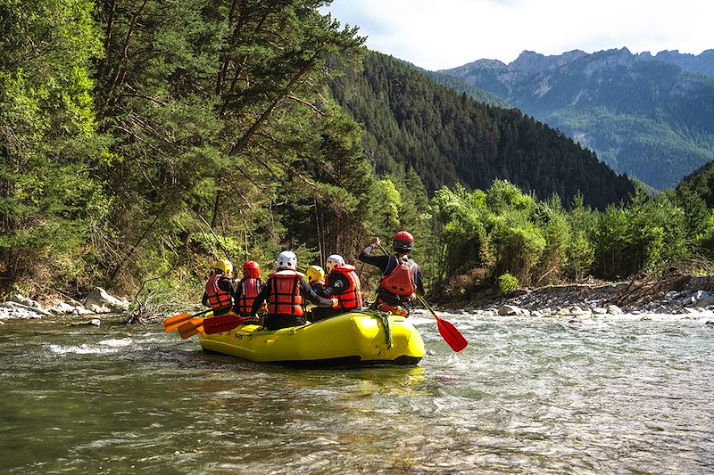 Circuit multi-activités dans ce joyau des Alpes du Sud: accrobranche, rando, jeux de piste, rafting...