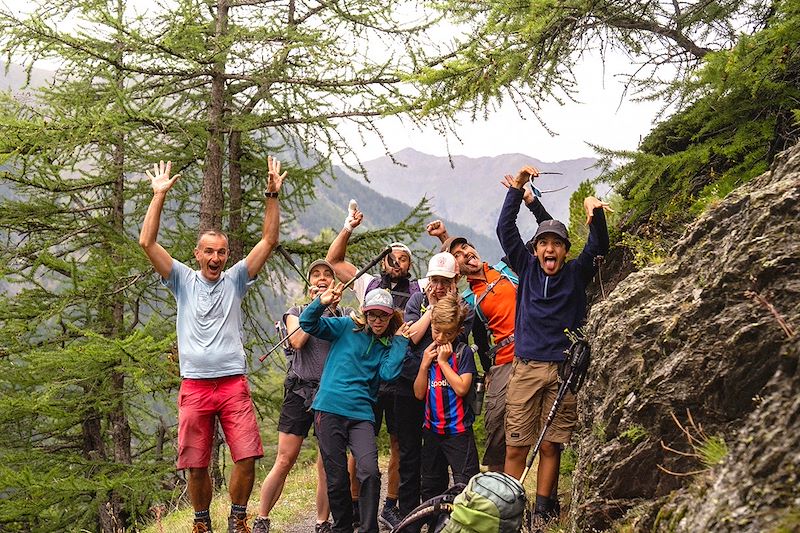 Circuit multi-activités dans ce joyau des Alpes du Sud: accrobranche, rando, jeux de piste, rafting...