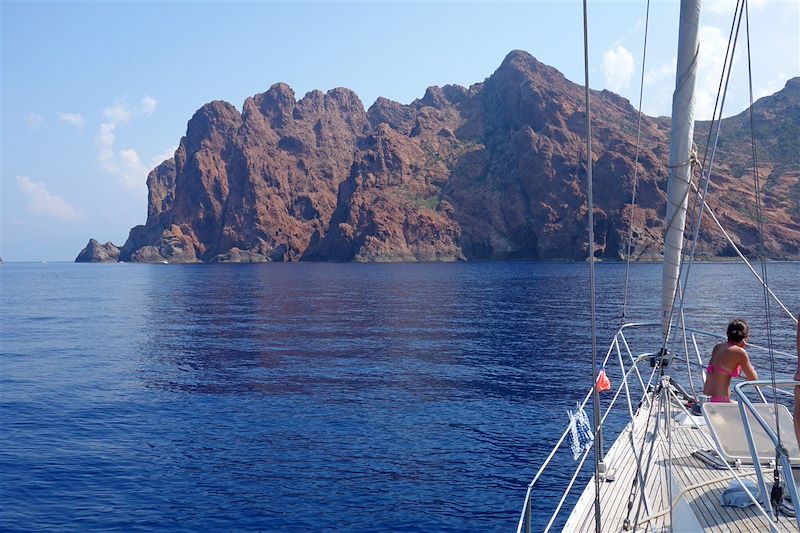 Croisière à bord d'un voilier monocoque dans les plus belles criques de Corse et de l'archipel Toscan.