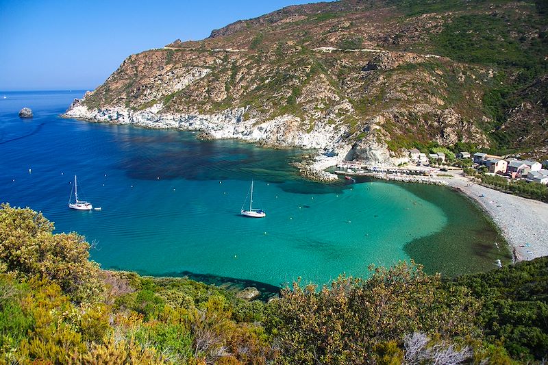 Croisière à bord d'un voilier monocoque dans les plus belles criques de Corse et de l'archipel Toscan.