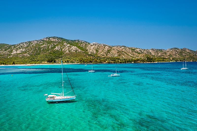 Croisière à bord d'un voilier monocoque dans les plus belles criques de Corse et de l'archipel Toscan.