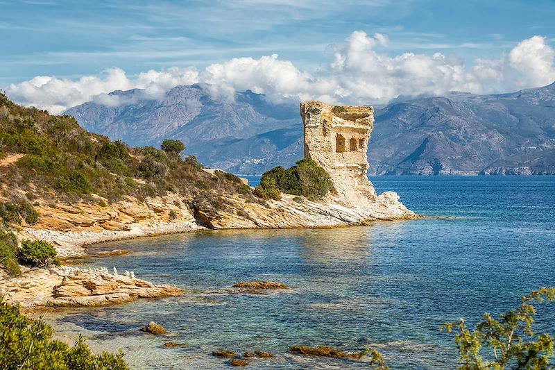 Croisière à bord d'un voilier monocoque dans les plus belles criques de Corse et de l'archipel Toscan.