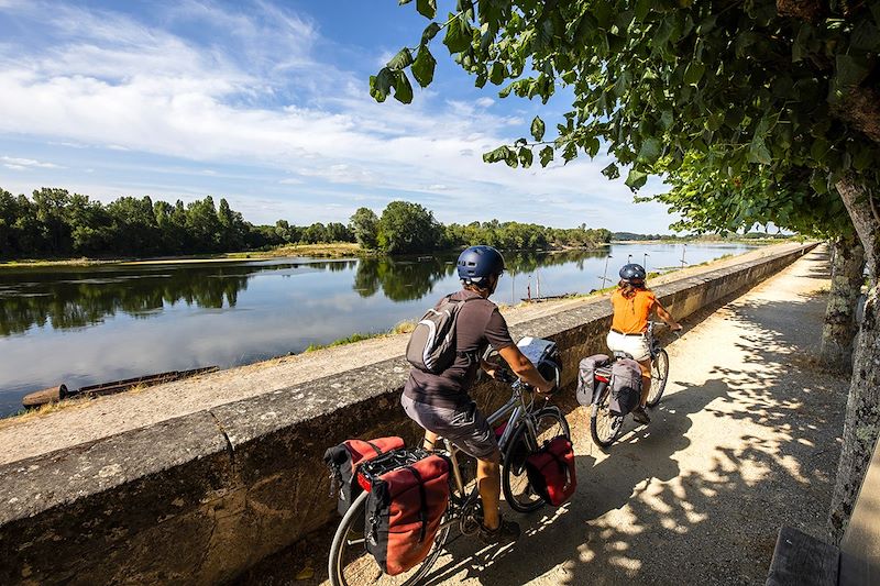 A vélo sur les bords de Loire à Bréhémont - France