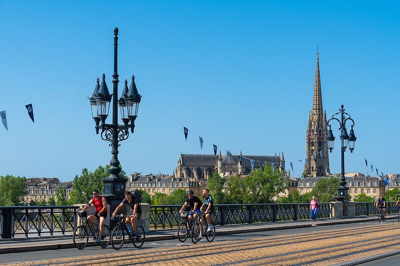 Cyclistes sur le Pont de Pierre - Bordeaux - France
