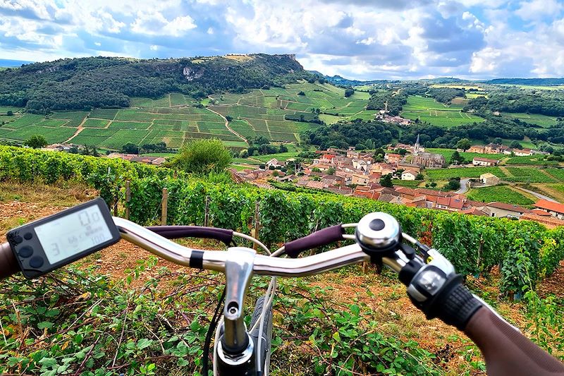  Balade en vélo électrique près du village de Vergisson - Bourgogne-Franche-Comté - France