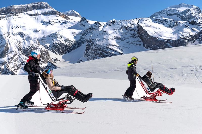 Séjour hiver accessible à la découverte des monts d'Auvergne avec des activités dédiées aux personnes en situation de handicap